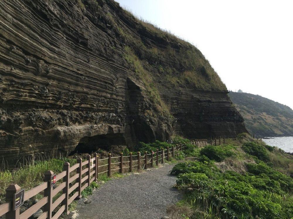 由火山灰形成的水月峰絕壁，這個天然地質結構的層層岩石紋路展現濟州島大自然的美麗與獨特